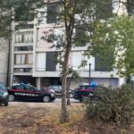 Forte Esplosione In Un Palazzo Popolare Di Latina Danneggia Il Portone D’ingresso, La Polizia Indaga