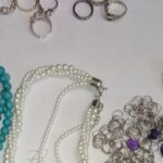 Furto con strappo a Rho: denunciato giovane con 19 collane d’oro recuperate dalla polizia