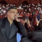 Geolier sorprende Napoli con una nuova versione di “Napule è” durante l’omaggio a Pino Daniele