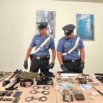 Giovane arrestato a Roma EUR con oltre 2 kg di droga, armi e falsi distintivi delle forze dell’ordine