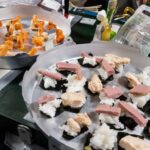 Gli astronauti della ISS preparano sushi e gamberi su cracker: un pasto a gravità zero