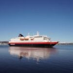 Hurtigruten lancia nuovi tour combinati via terra e crociere all’arcipelago delle svalbard nel 2026