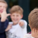 Il bullo si rafforza nel silenzio del gruppo: tra scuola, adulti e spazi di supporto per adolescenti