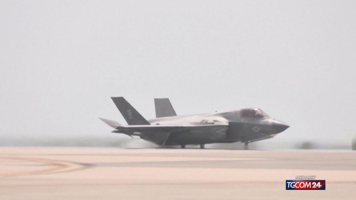 Il Jet F35 Si Addestra In Ital