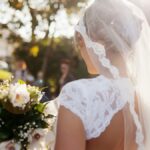Il parroco anticipa la funzione dopo appena tre minuti, famigliari e invitati colti di sorpresa
