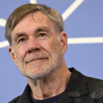 Il sequestro di Tony Kiritsis raccontato da Gus Van Sant nel thriller Dead Man’s Wire presentato a Venezia 2025