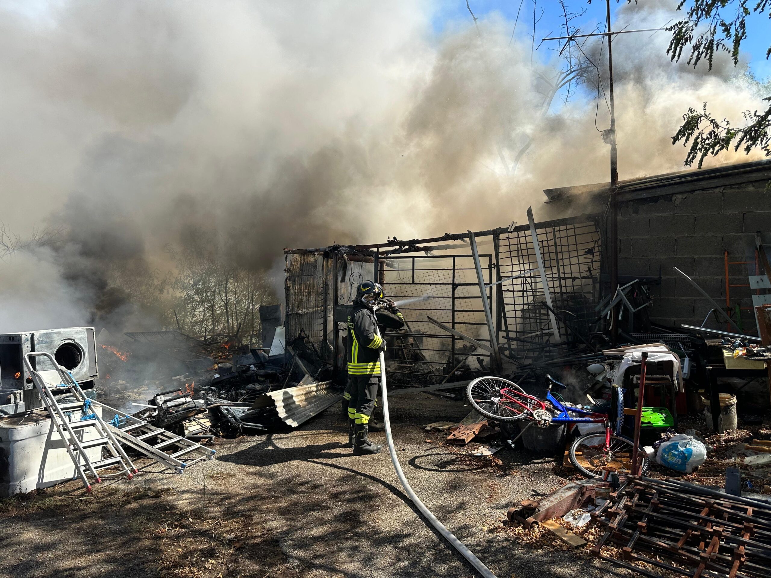 Incendio A Pratica Di Mare3A Ca