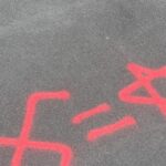 Minacce e simboli antisemiti davanti allo studio del regista Ruggero Gabbai a Milano