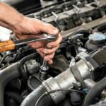 Operazione a Napoli: sequestrata autofficina per rifiuti illeciti e furto di energia a Marianella