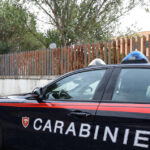 Padre tenta di strangolare il figlio minorenne a San Lazzaro Di Savena, salvato grazie a uno dei cani di casa