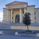 Presentata la stagione teatrale 2025/26 a Fondi, ma restano dubbi su gestione e amministrazione