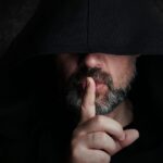 Processo a Torino per stalking in un condominio: anni di denunce e accuse contro un uomo di Caselle Torinese