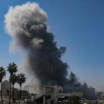 Raid israeliano distrugge edificio universitario a Gaza usato come rifugio per sfollati