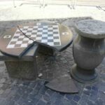 Tavolo in pietra lavica distrutto a Torre Del Greco, gli anziani lanciano l’allarme sul degrado