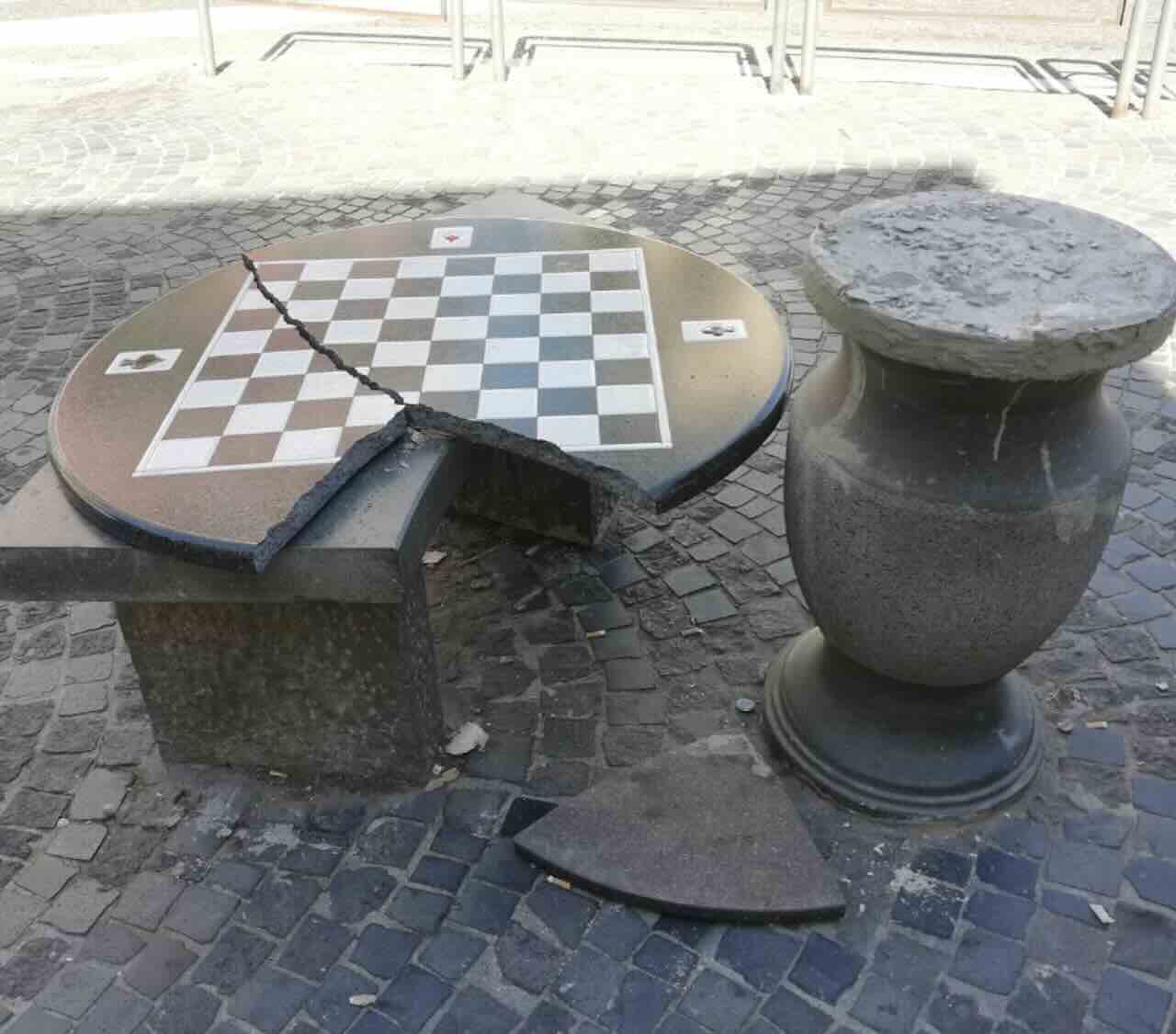 Tavolo In Pietra Lavica Distru