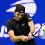 Taylor Fritz agli US Open con la fascia al contrario durante il match con Djokovic all’Arthur Ashe Stadium