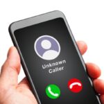 Truffa “Flora”, come funziona il raggiro telefonico che sposta le vittime su Whatsapp