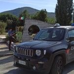 Uomo a Priverno danneggia auto e monumento ai carabinieri, denunciato e ricoverato