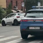 Uomo ai domiciliari sorpreso a spacciare dal balcone a barra, arrestato dalla polizia