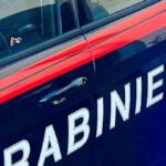 Uomo blocca tre ladri sul terrazzo, due di loro cadono da diversi metri di altezza durante la fuga