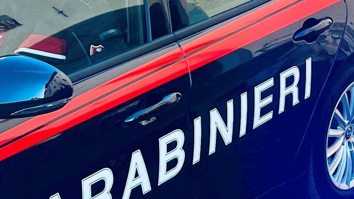 Uomo Blocca Tre Ladri Sul Terr