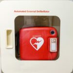 Uomo di 72 anni stroncato da infarto alla stazione di Treviglio: mancanza di defibrillatore rallenta i soccorsi