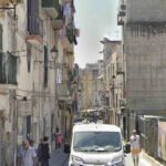 Uomo ferito a Torre Del Greco durante agguato in Via Piscopia: caccia ai due aggressori in scooter