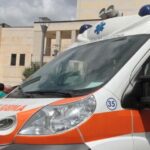 Uomo sorpreso a guidare ambulanza senza patente a Milano, con precedenti per lo stesso motivo