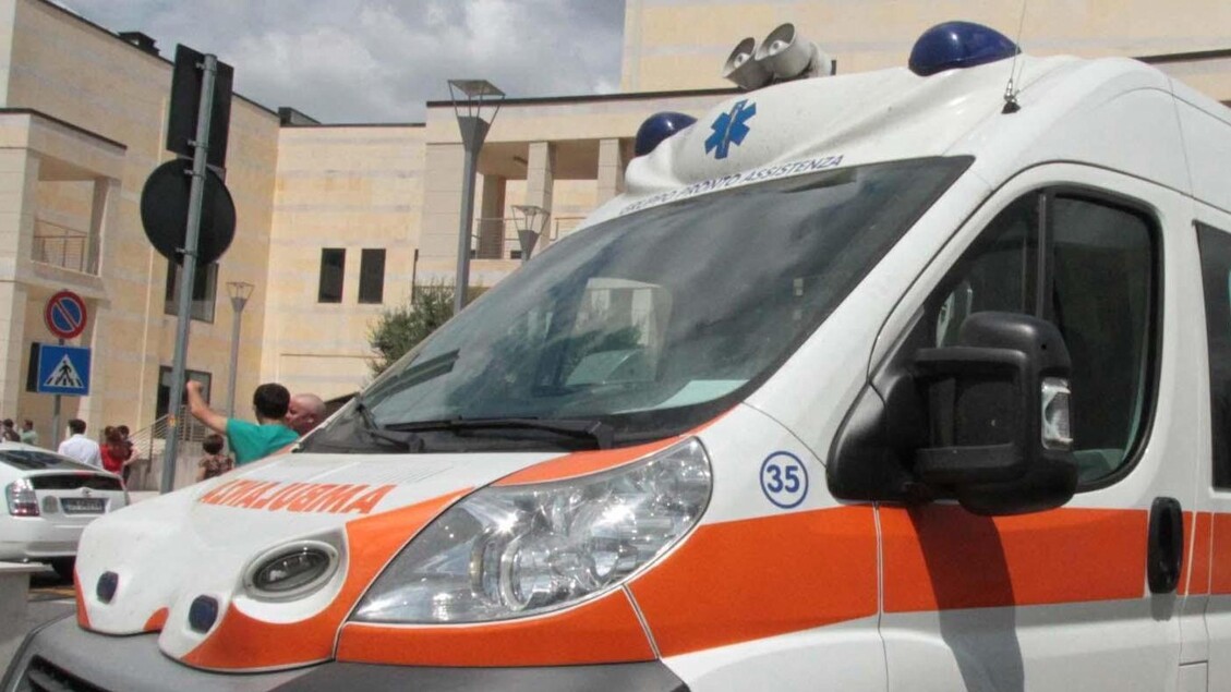 Uomo Sorpreso A Guidare Ambula