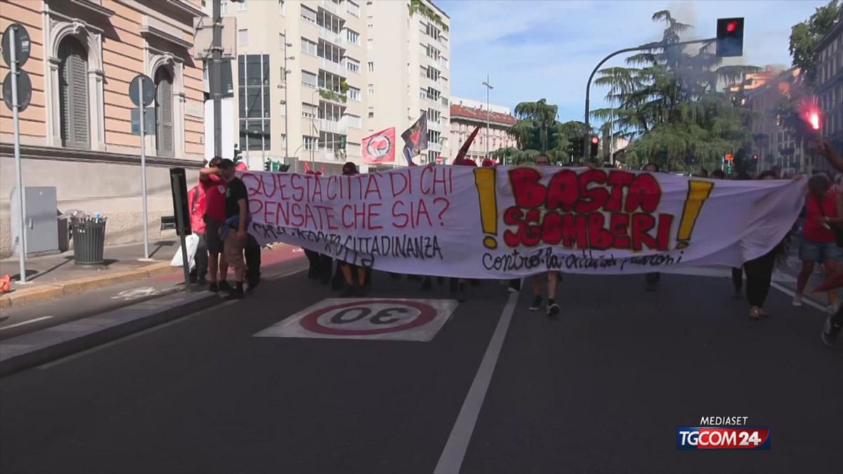 Uova Contro La Polizia Durante