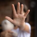 Violenza domestica a Varcaturo: uomo arrestato dopo aggressione a madre e figlia