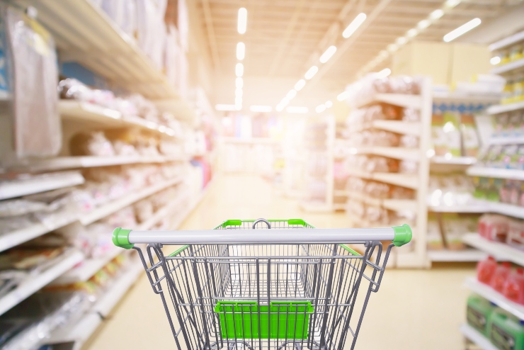 Gli Scaffali Dei Prodotti Del Corridoio Del Supermercato Interni Sfocano Lo Sfondo Con Il Carrello Della Spesa Vuoto 1