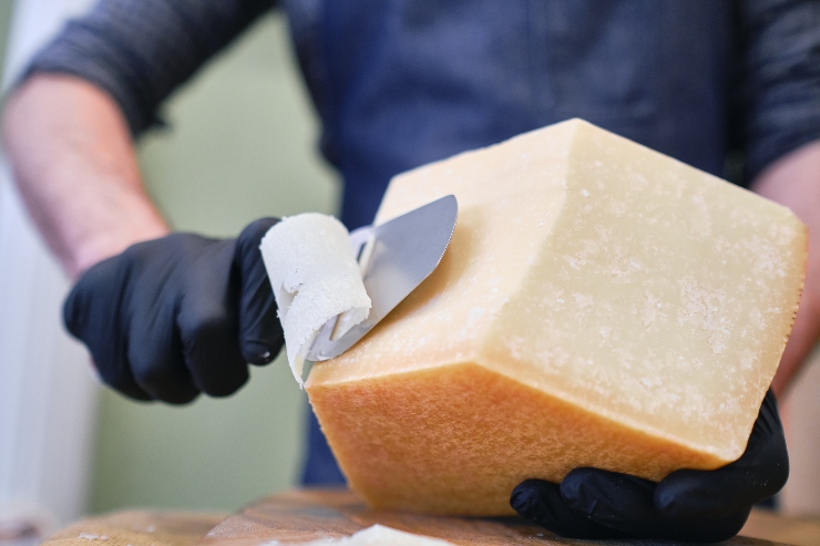 Personale Maschile Che Affetta Un Blocco Di Formaggio Un Supermercato Locale 1