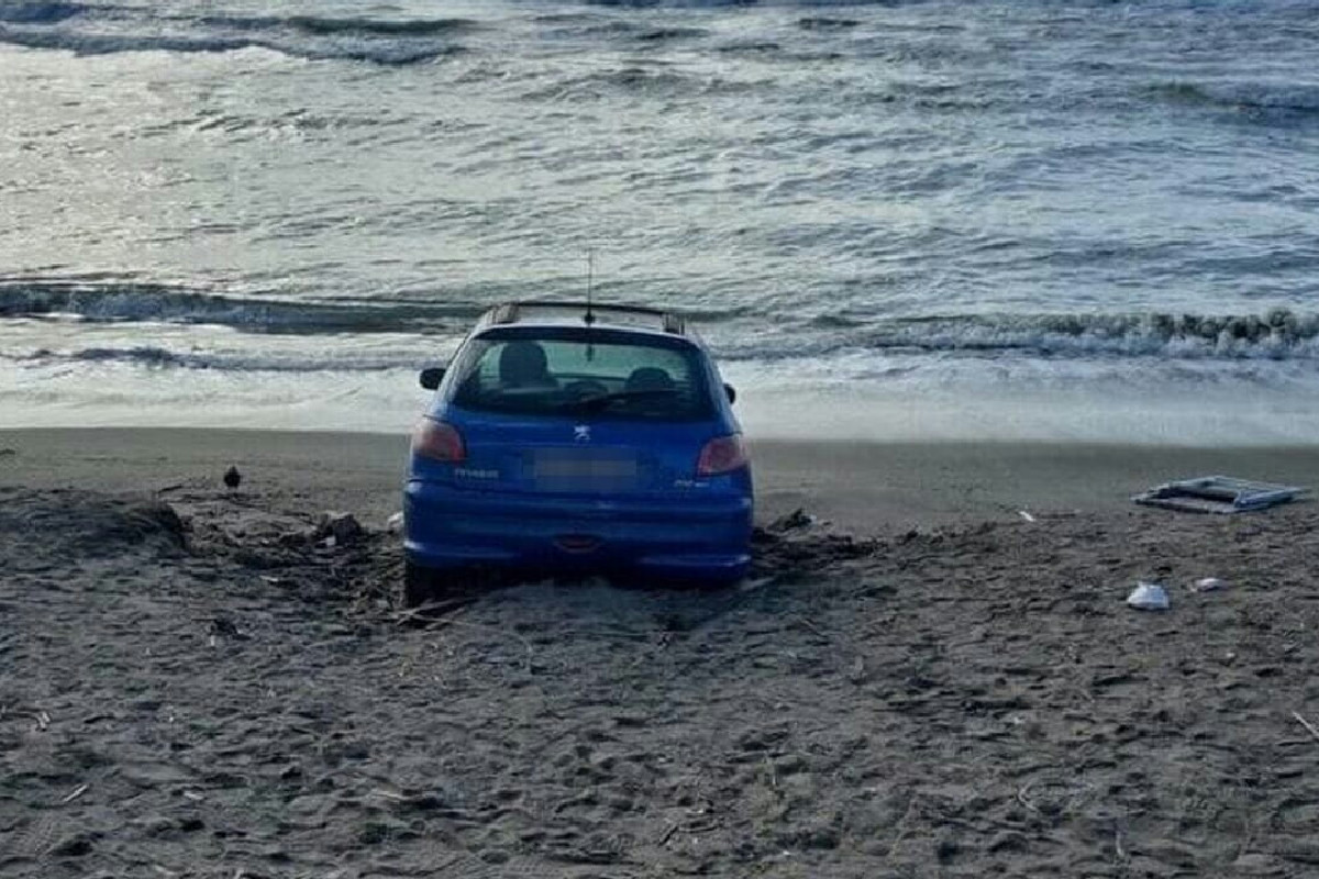 Il 38enne francese ritrovato con l’auto sul bagnasciuga a Ostia racconta di un furto notturno