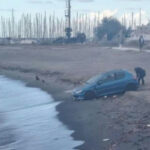Il 38enne francese ritrovato con l’auto sul bagnasciuga a Ostia racconta di un furto notturno