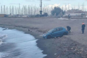 Il 38enne francese ritrovato con l’auto sul bagnasciuga a Ostia racconta di un furto notturno