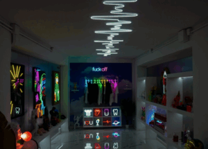 Tutti pazzi per il neon: a Roma si inaugura con un mare di vip il negozio NeonFlow di Nannuzzi, Paglia, Gentilezza e Hassan