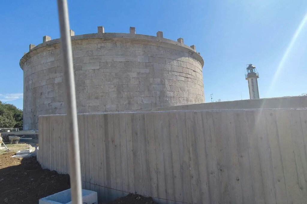 A Gaeta polemica per la colata di cemento attorno al Mausoleo di Lucio Munazio Planco