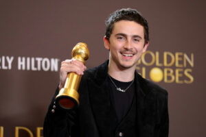 Timothée Chalamet ottiene il primo Golden Globe per Marty Supreme e dedica il successo a Kylie Jenner