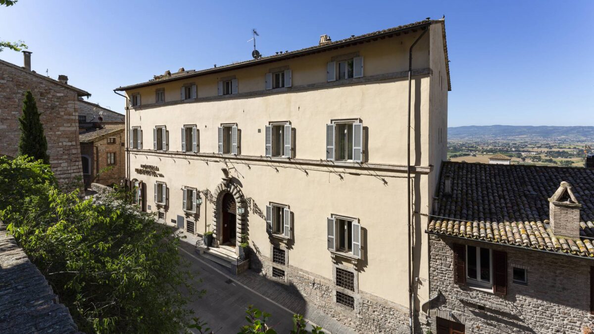 Da un prato davanti a San Francesco a uno degli hotel simbolo di Assisi