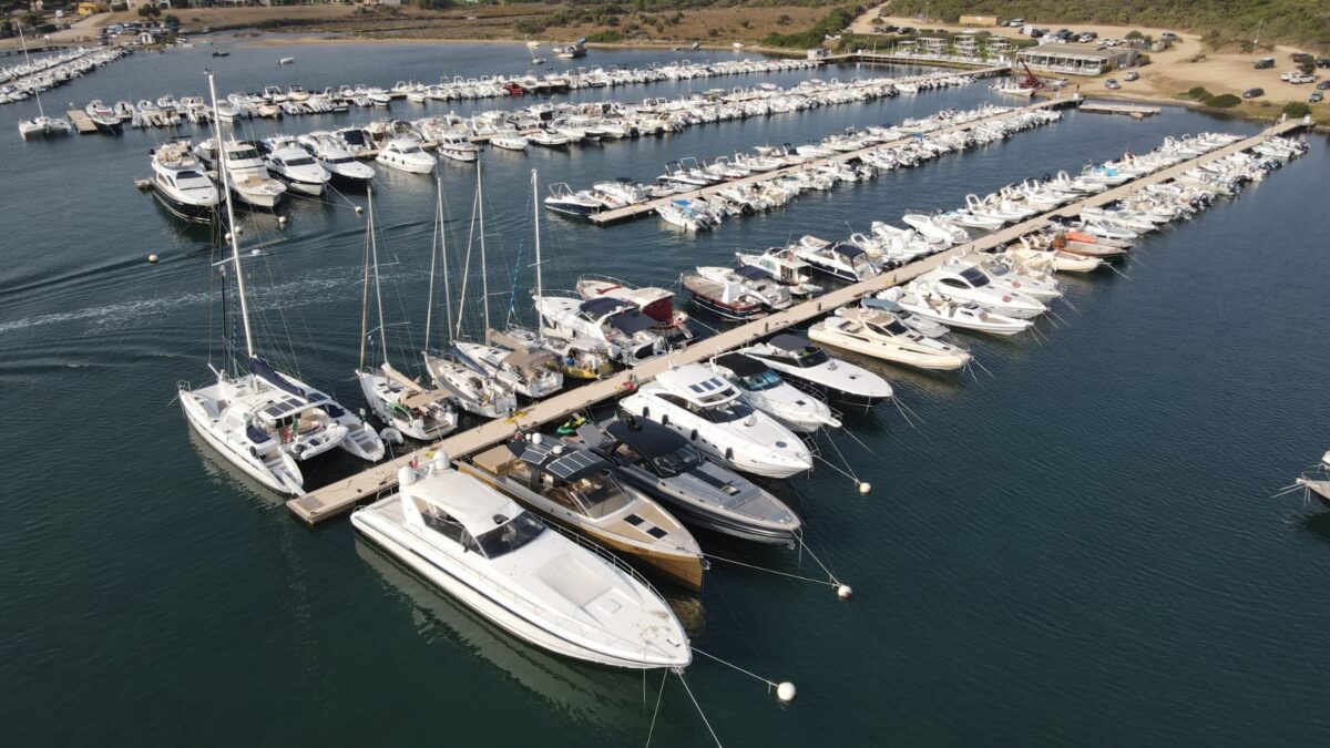Rifornimento nautico a Porto Pozzo: la nuova stazione galleggiante con quattro erogatori e accesso da tre lati