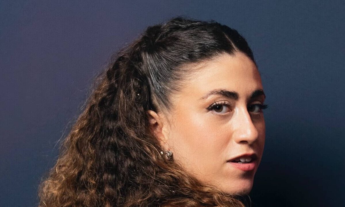 Delia riflette sul 2026: da disco d’oro a polemiche pubbliche