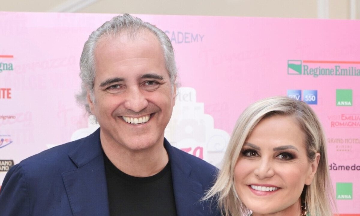 Simona Ventura e Giovanni Terzi accolgono 40 ospiti a ‘La Terrazza della Dolce Vita’