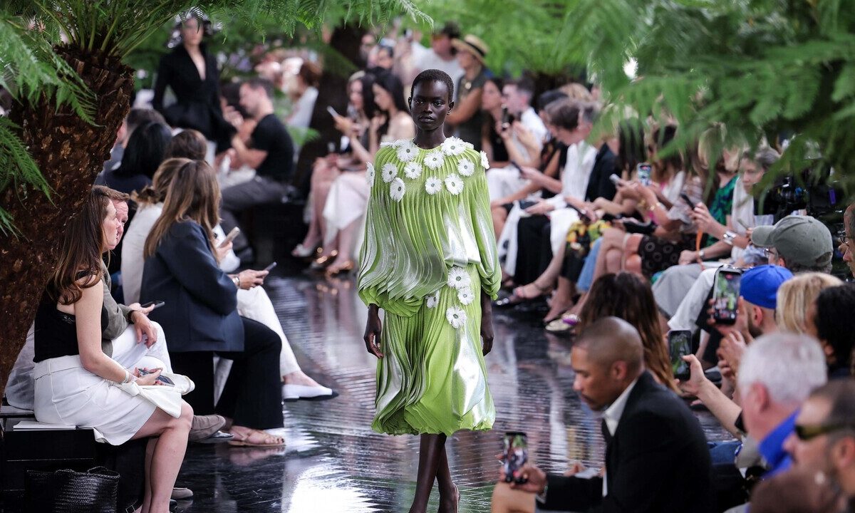 Jonathan Anderson presenta le sue pieghe nella sfilata di alta moda Dior