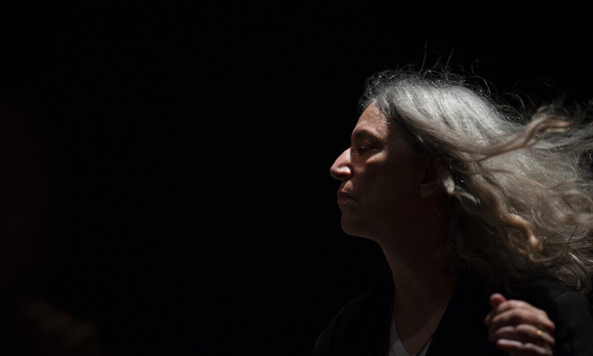 Patti Smith si esibisce a Milano per il cinquantesimo di Radio Popolare