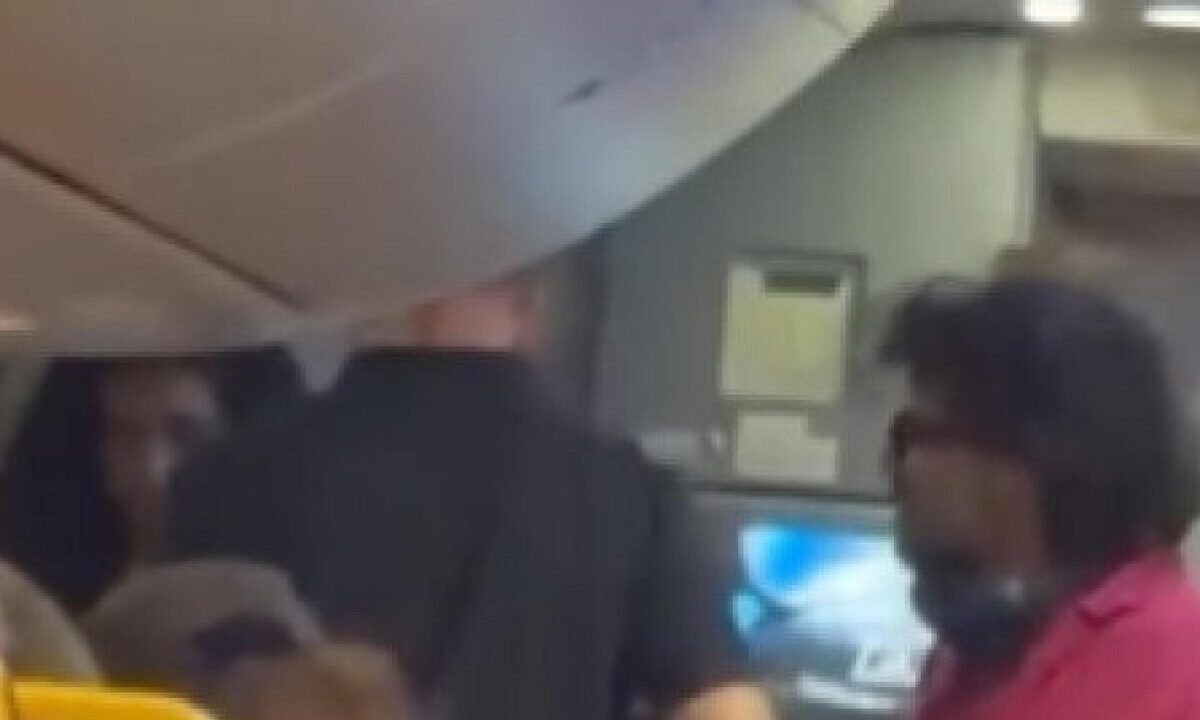 Tensione su volo da Brindisi: Renga rimosso prima del decollo