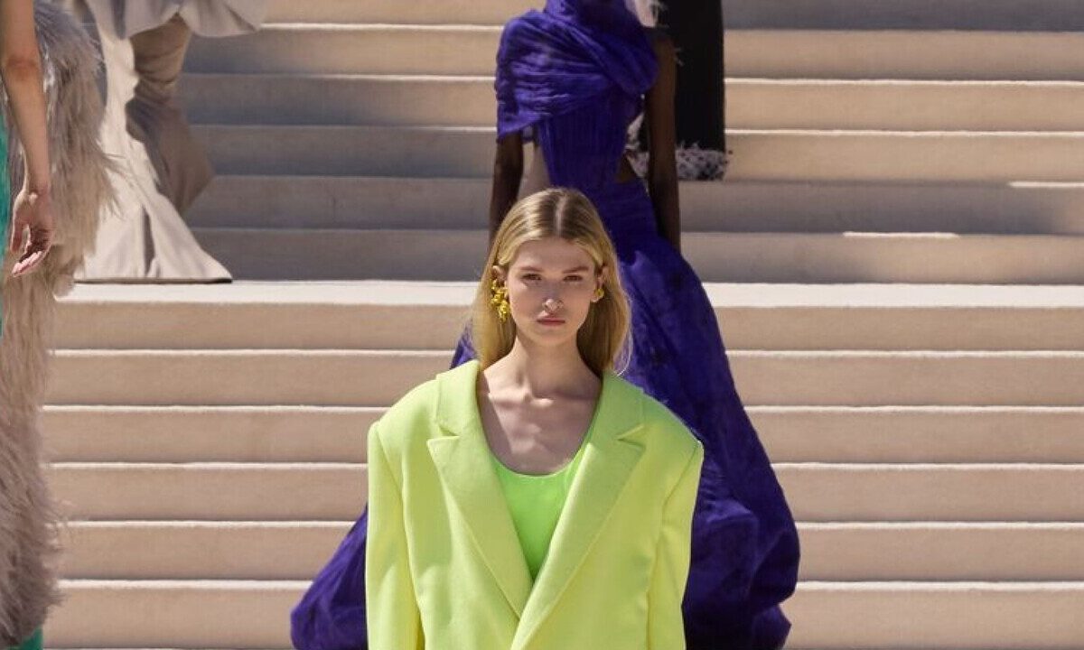 Piccioli presenta la sua couture per Balenciaga: volumi e colori innovativi