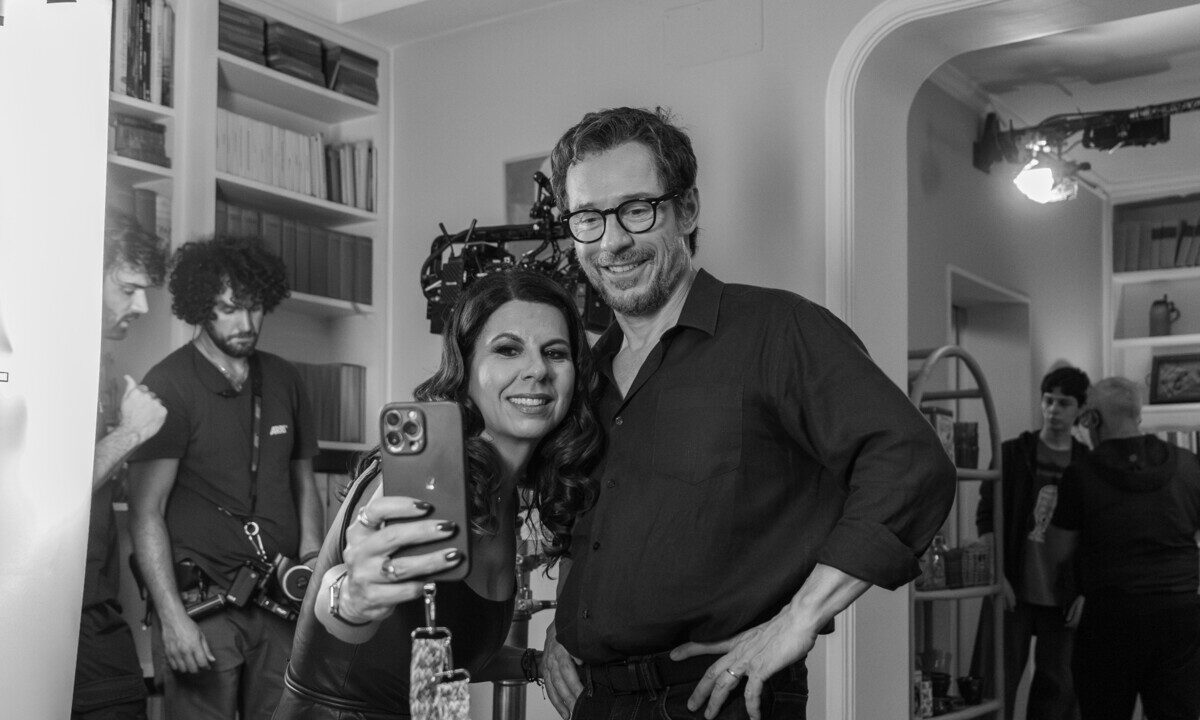 Geppi Cucciari protagonista di “Fine ciak Perfetta” con Accorsi e Tirabassi
