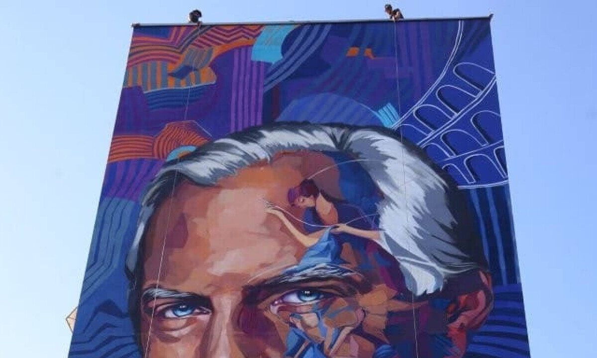 Piacenza celebra Giorgio Armani con un murale di 27 metri di lunghezza