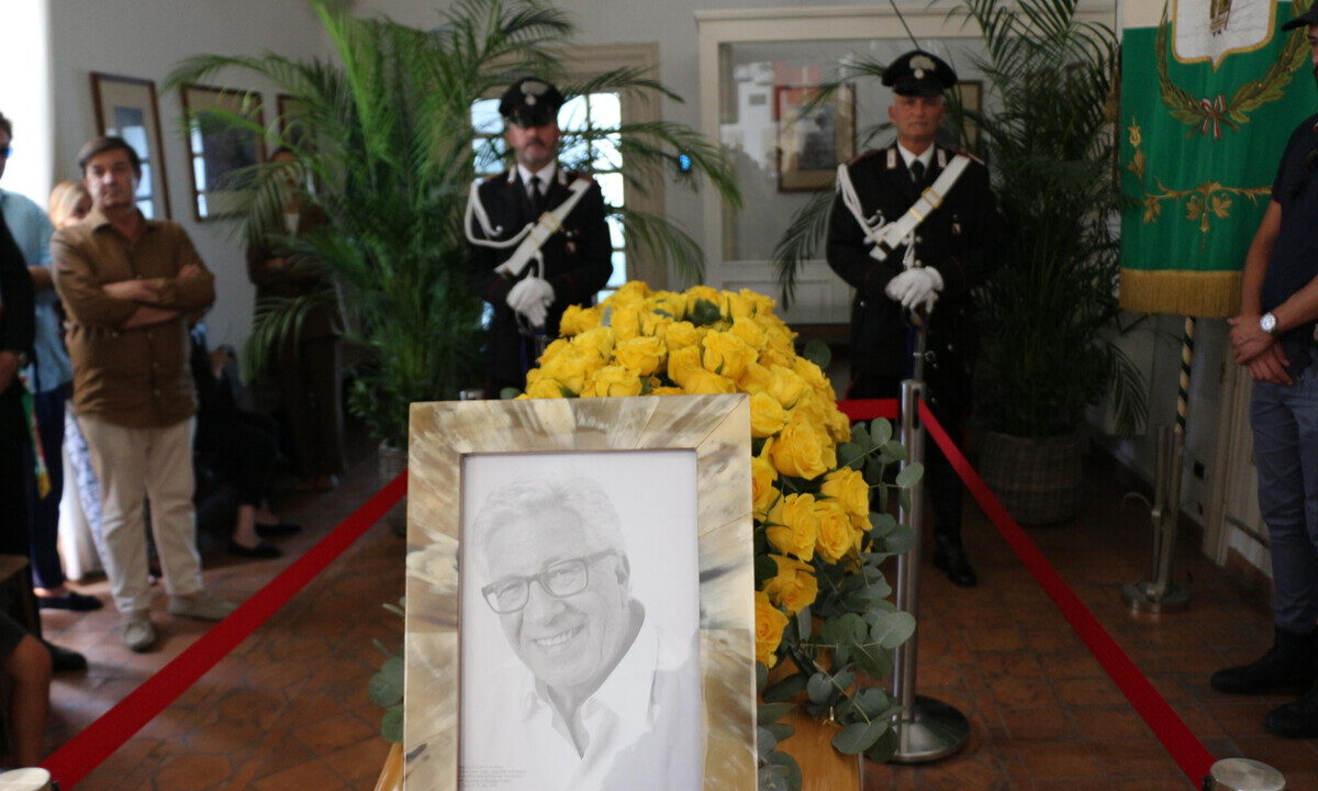 Peppino di Capri: i suoi successi celebrati in piazzetta dopo la scomparsa